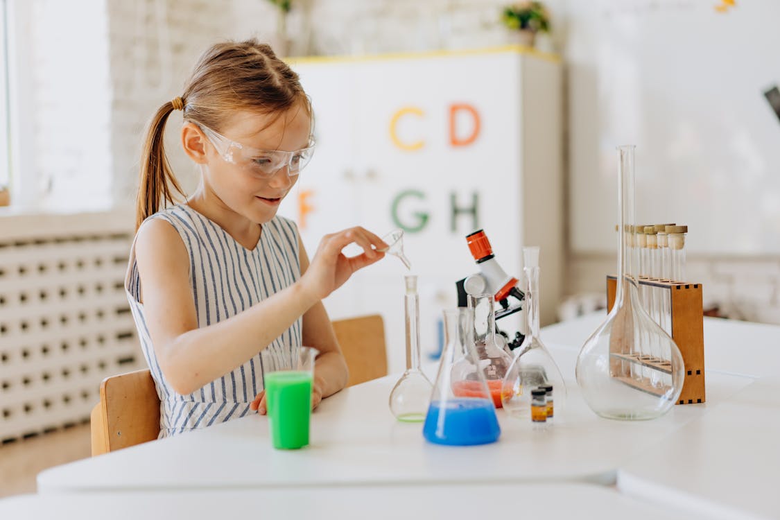 Free A Girl Doing a Science Experiment Stock Photo