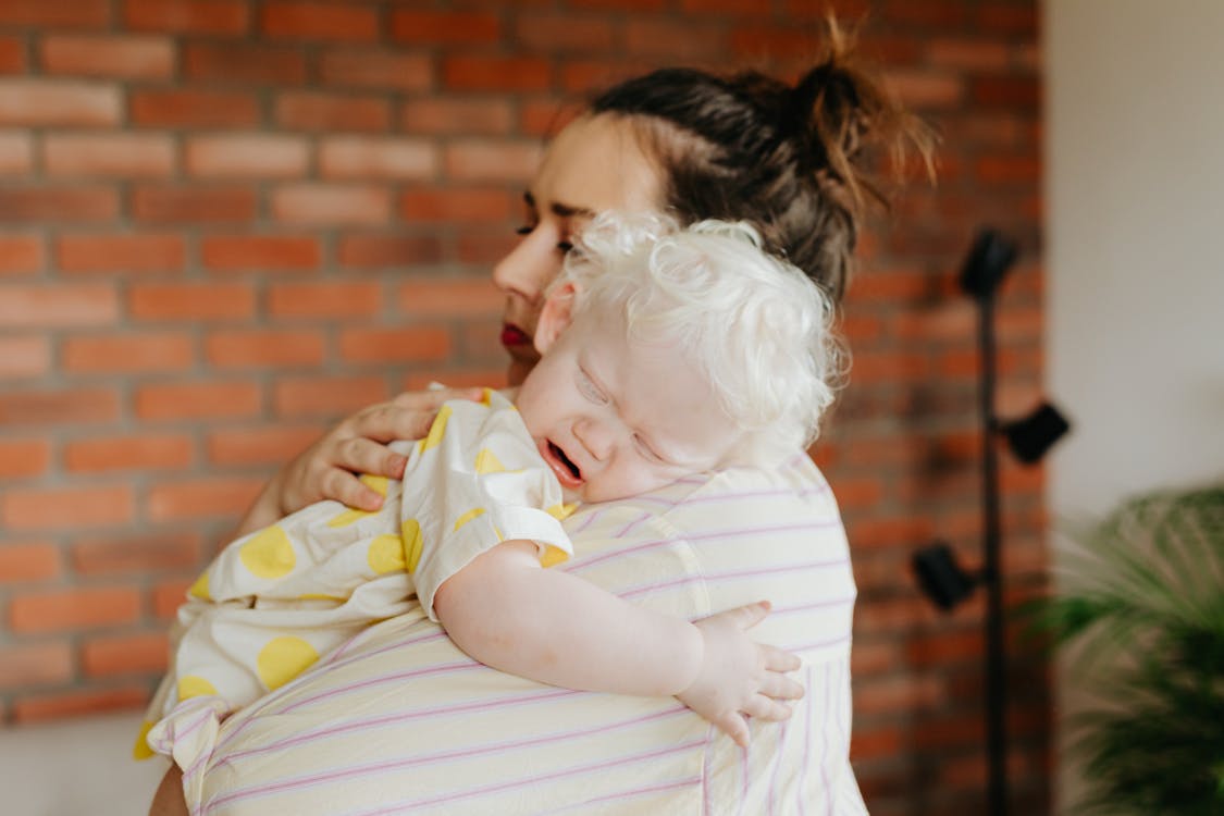 Free Close-Up Shot of a Woman Carrying Her Baby Stock Photo